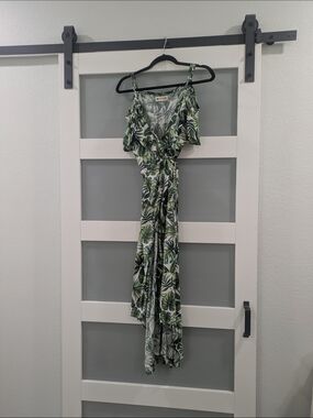 Tropical Leaf Green Maxi Dress with Ruffle Shoulders